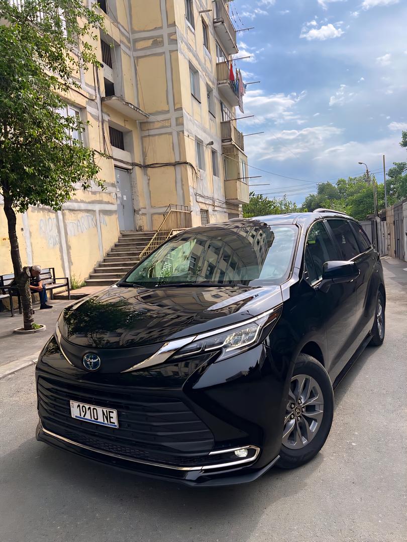 Toyota Sienna 2022 — photo 2
