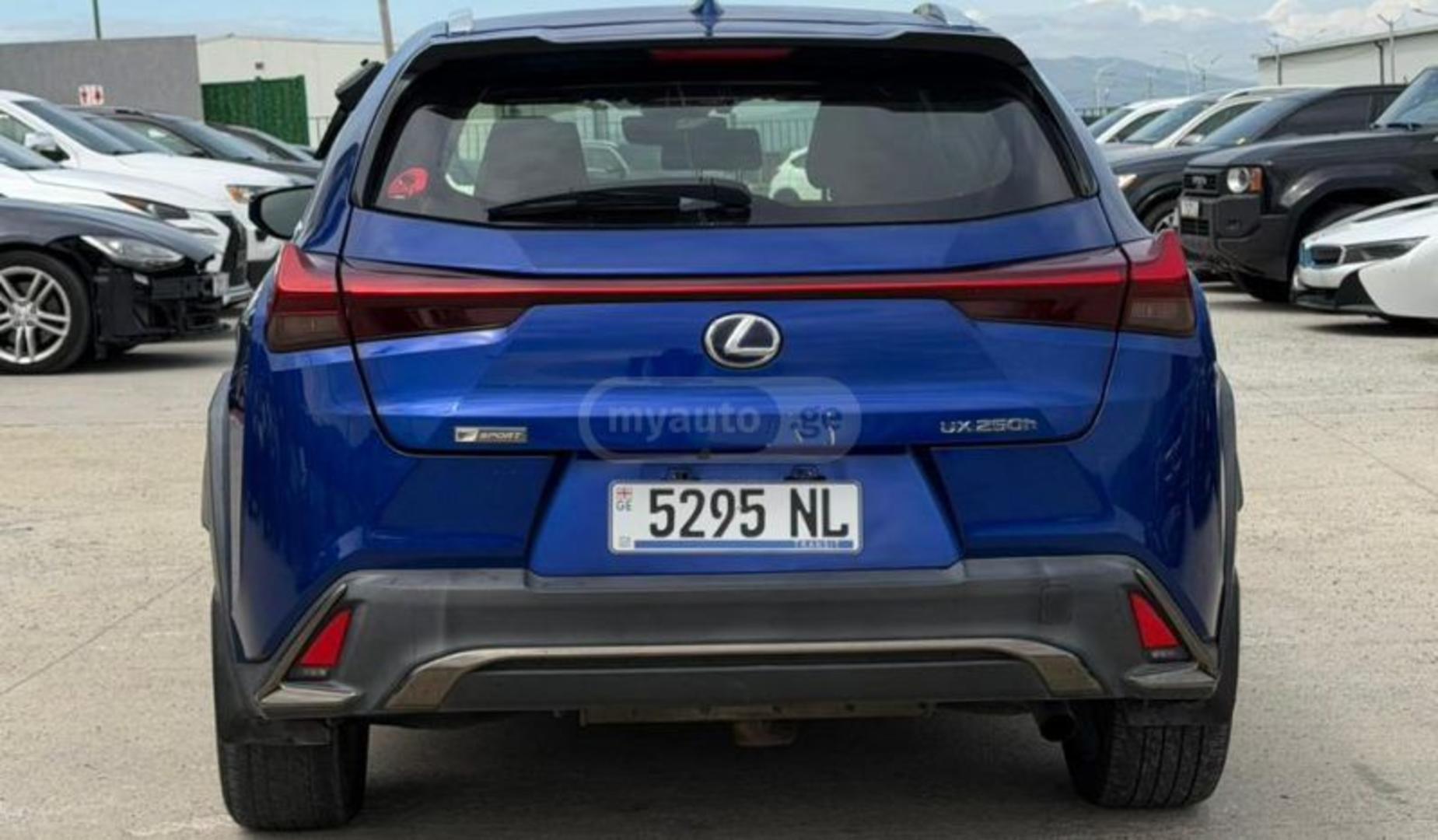Lexus UX250h 2019 — photo 2