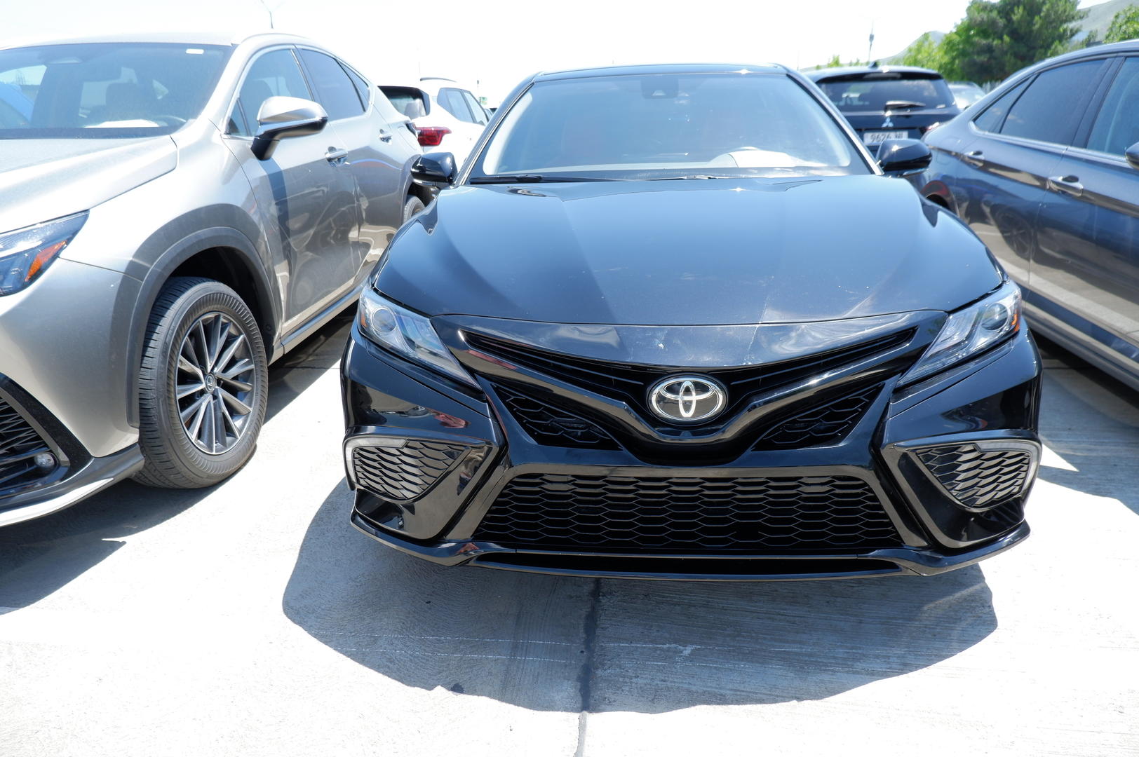 Toyota Camry 2022 — photo 2