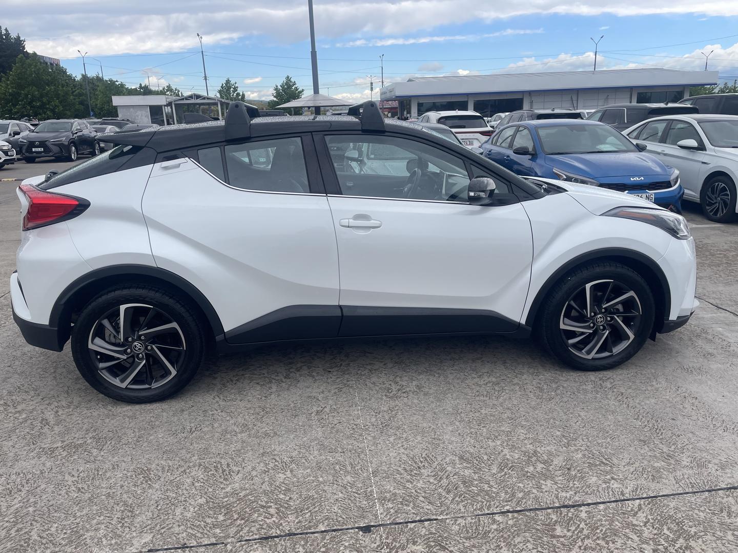 Toyota C-HR 2022 — photo 2