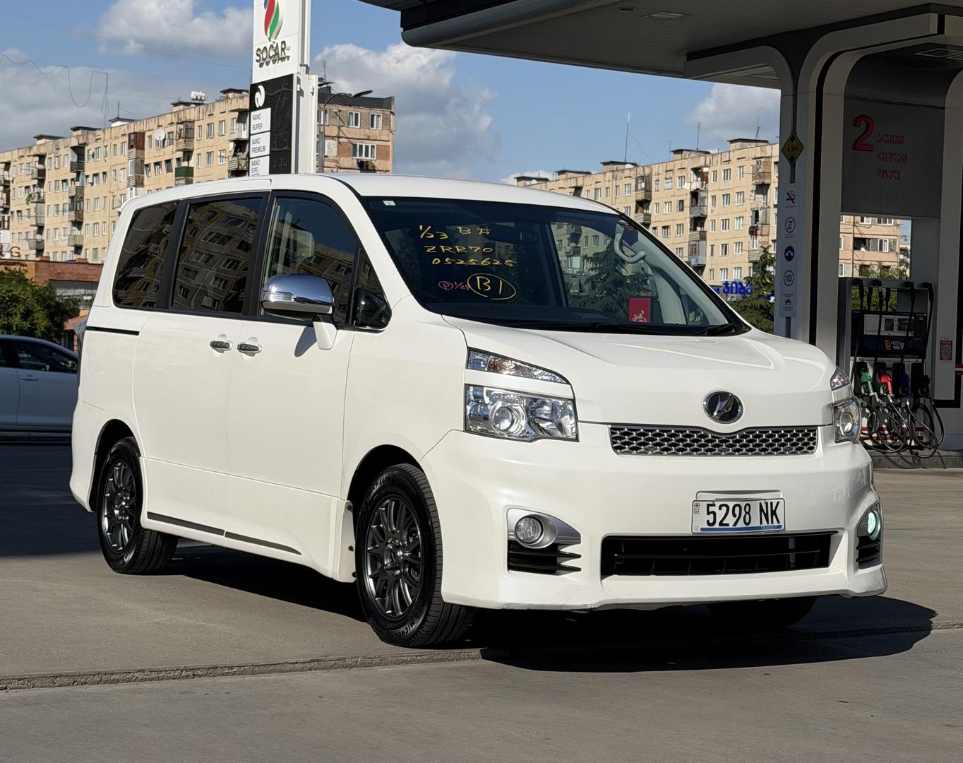 Toyota Voxy 2012 — photo 2
