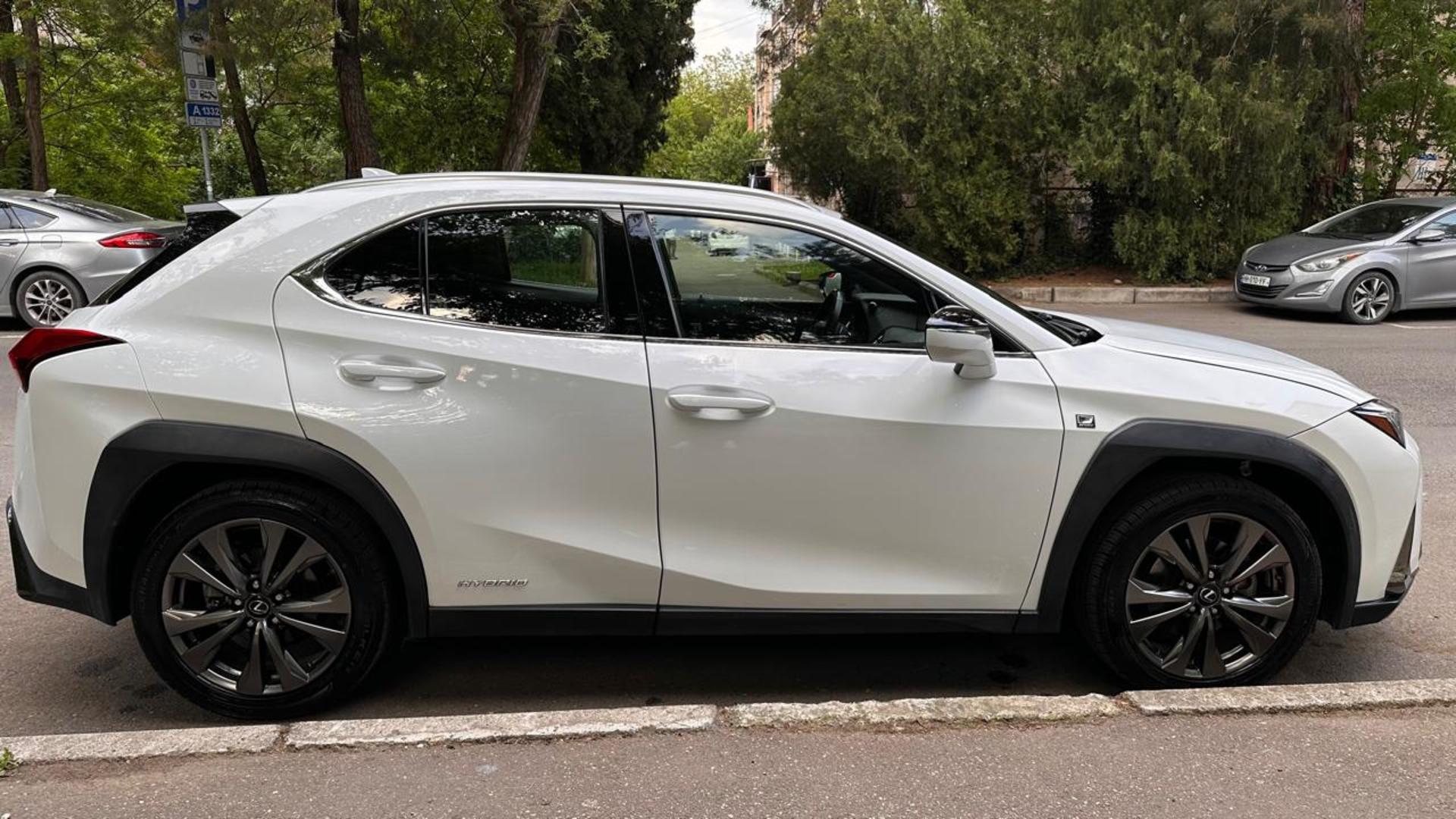 Lexus UX250h 2019 — photo 2