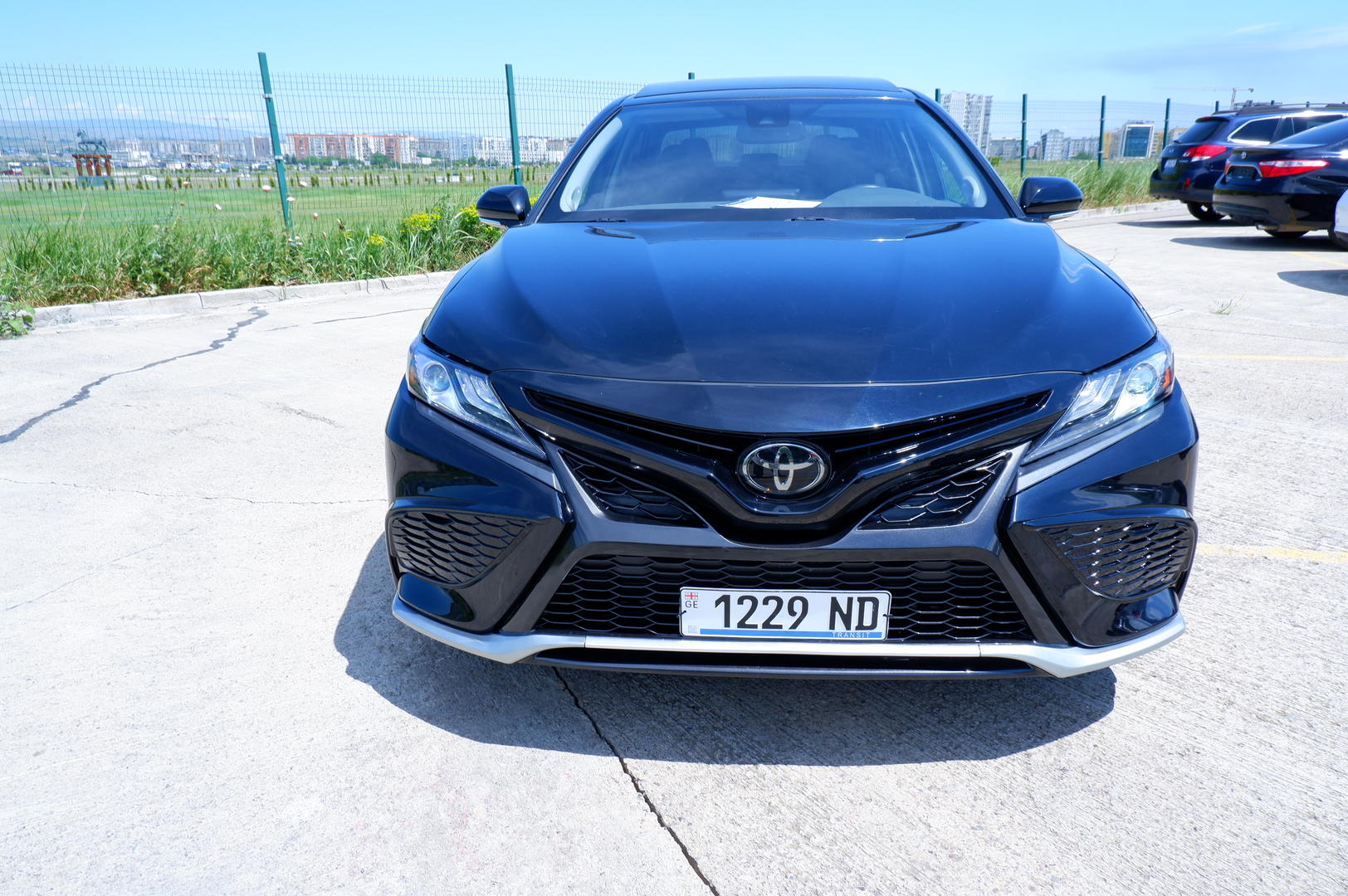 Toyota Camry 2023 — photo 2