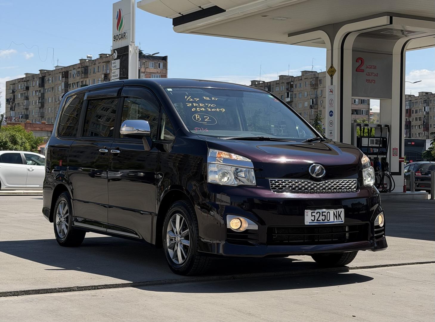 Toyota Voxy 2013 — photo 2