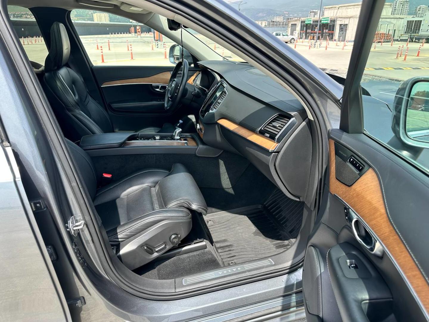 Volvo XC90 2018 — photo 2