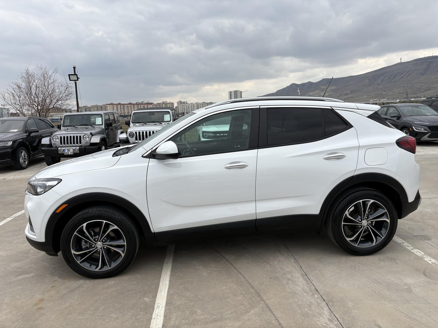 Buick Encore 2022 — photo 2