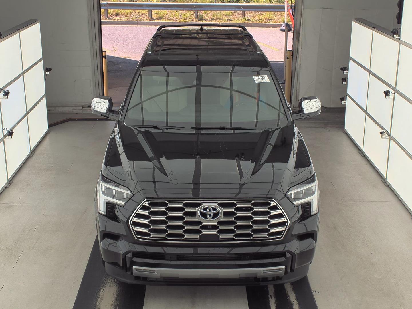 Toyota Sequoia 2023 — photo 2