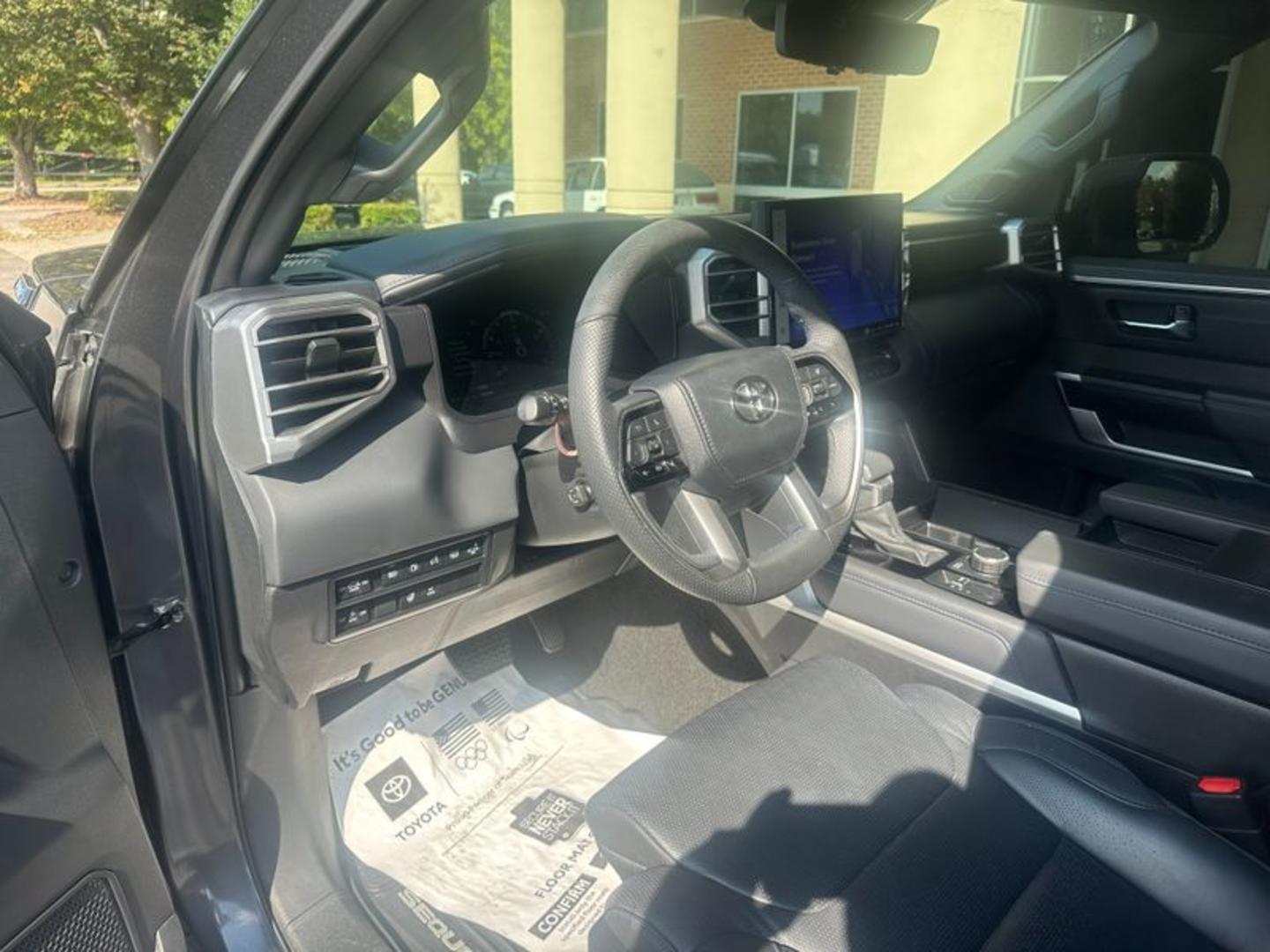 Toyota Sequoia 2023 — photo 2