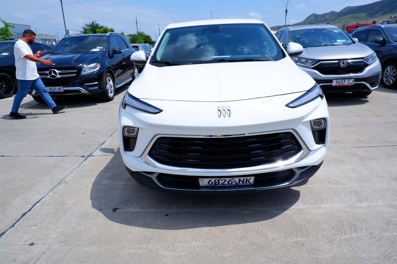 Buick Encore 2023 — photo 2