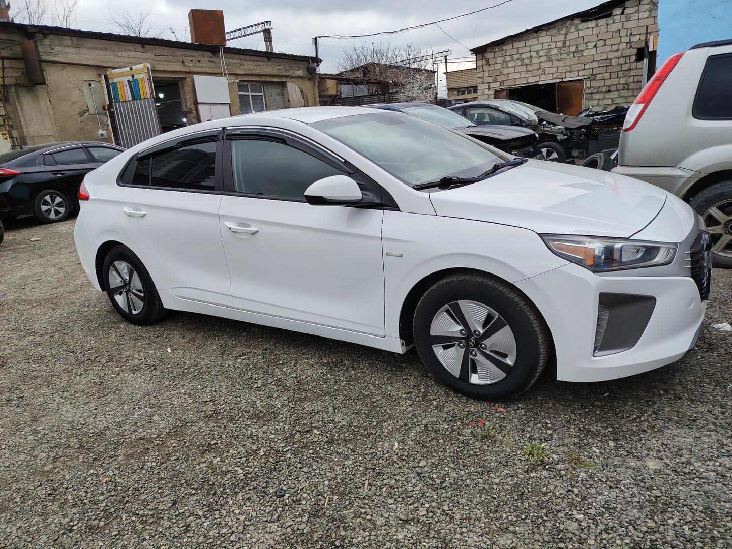 Hyundai Ioniq 2017 — photo 2