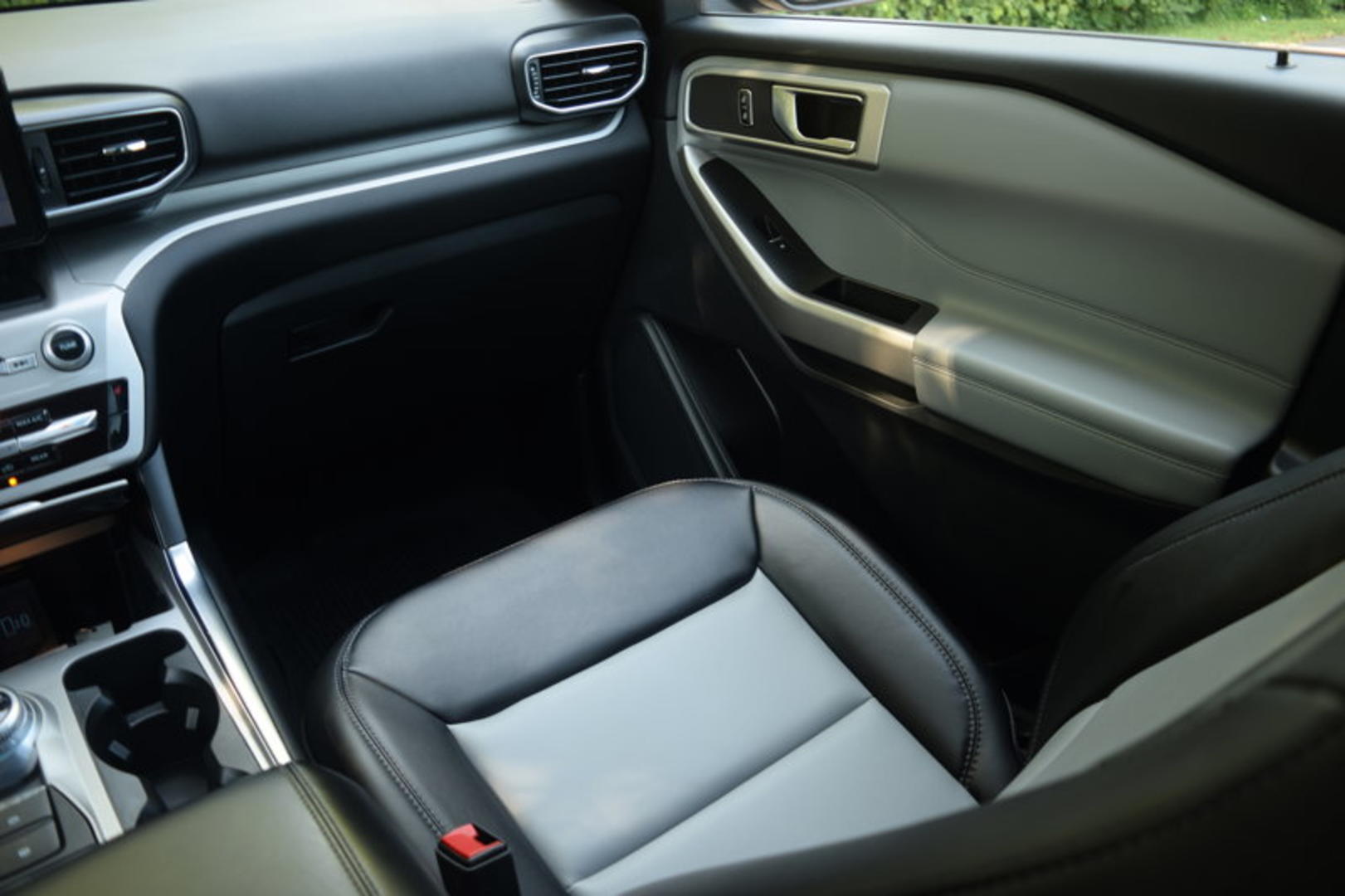 Ford Explorer 2022 — photo 2
