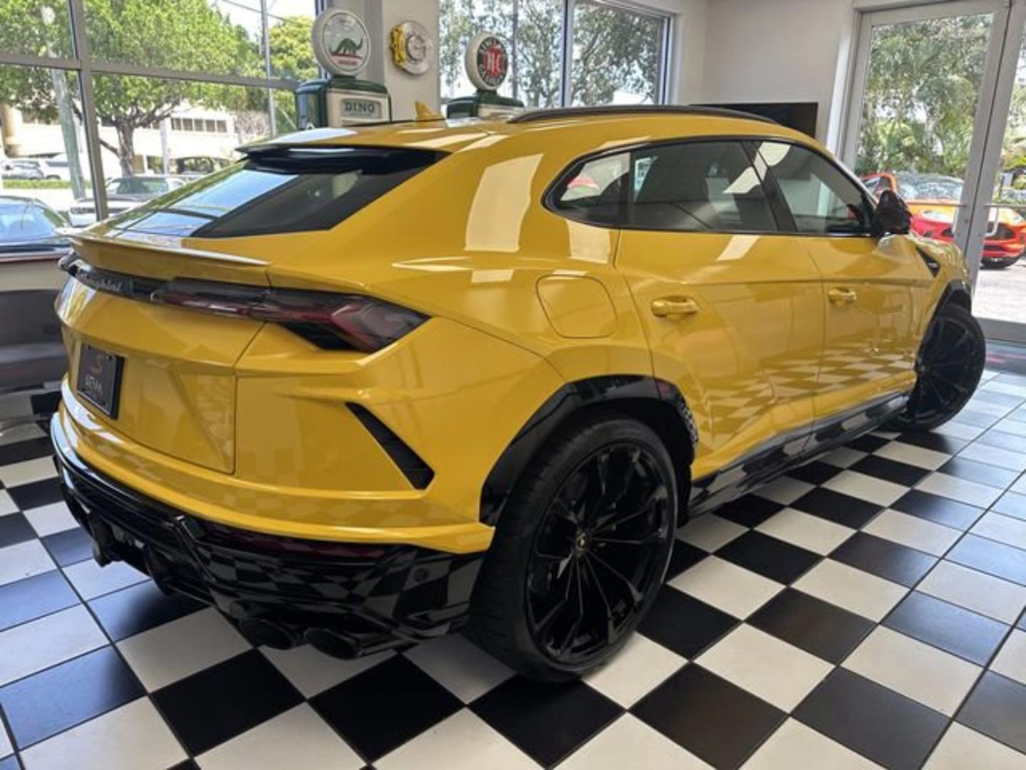 Lamborghini Urus 2021 — photo 2