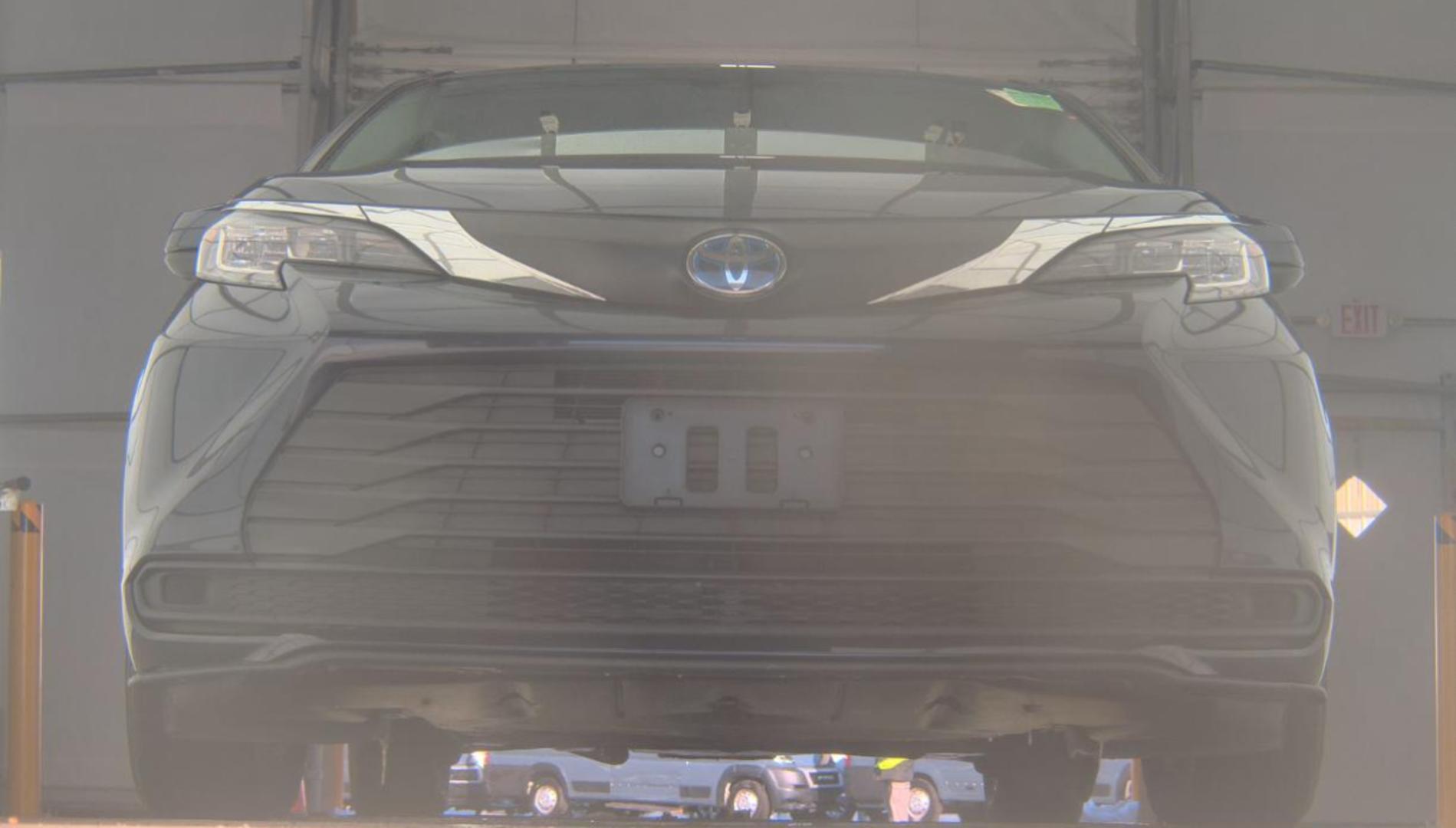 Toyota Sienna 2022 — photo 2