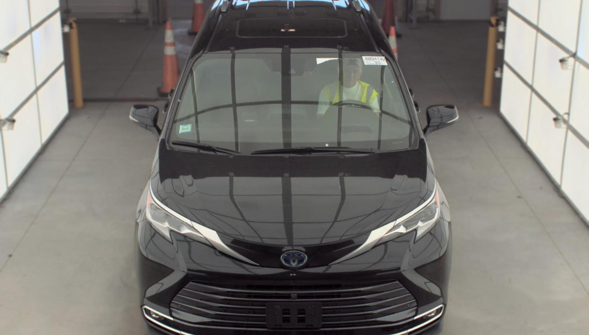 Toyota Sienna 2022 — photo 2