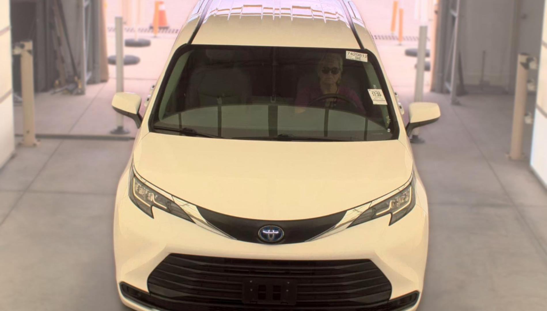 Toyota Sienna 2023 — photo 2