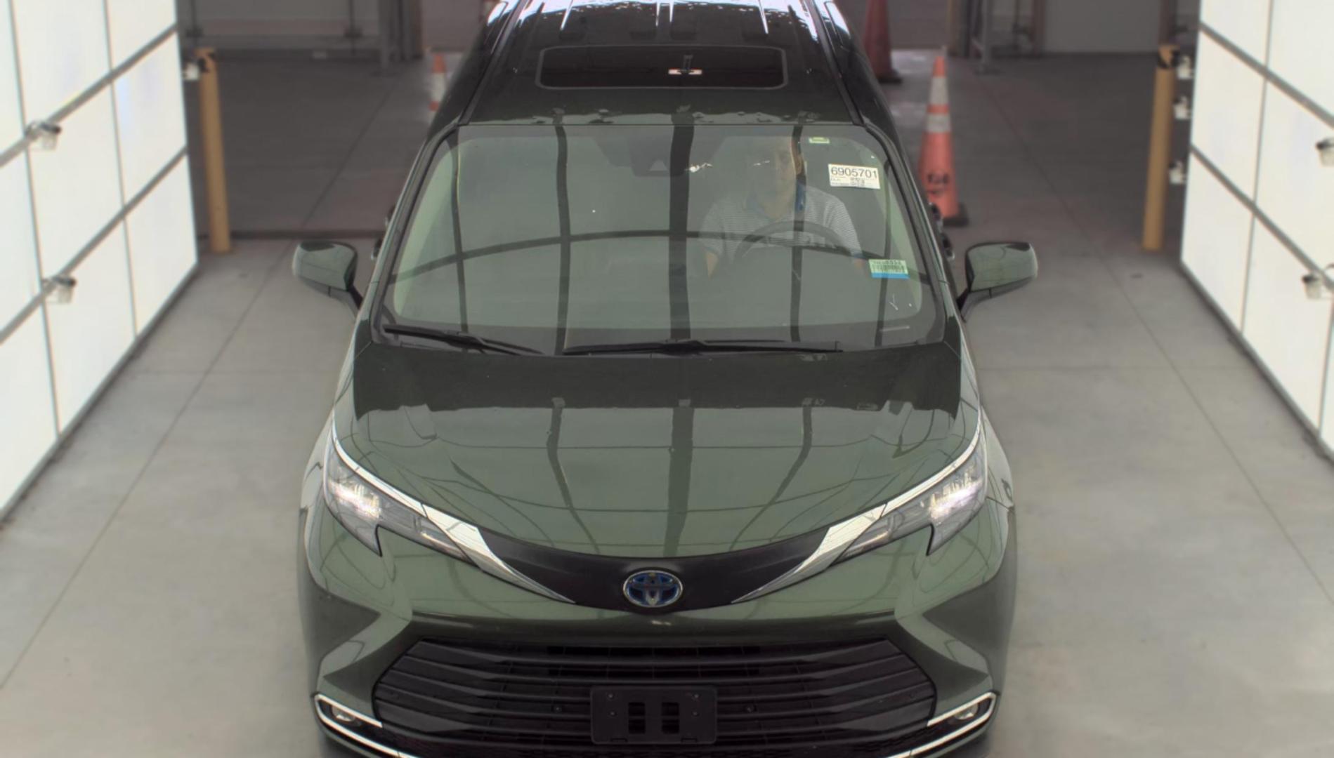 Toyota Sienna 2024 — photo 2