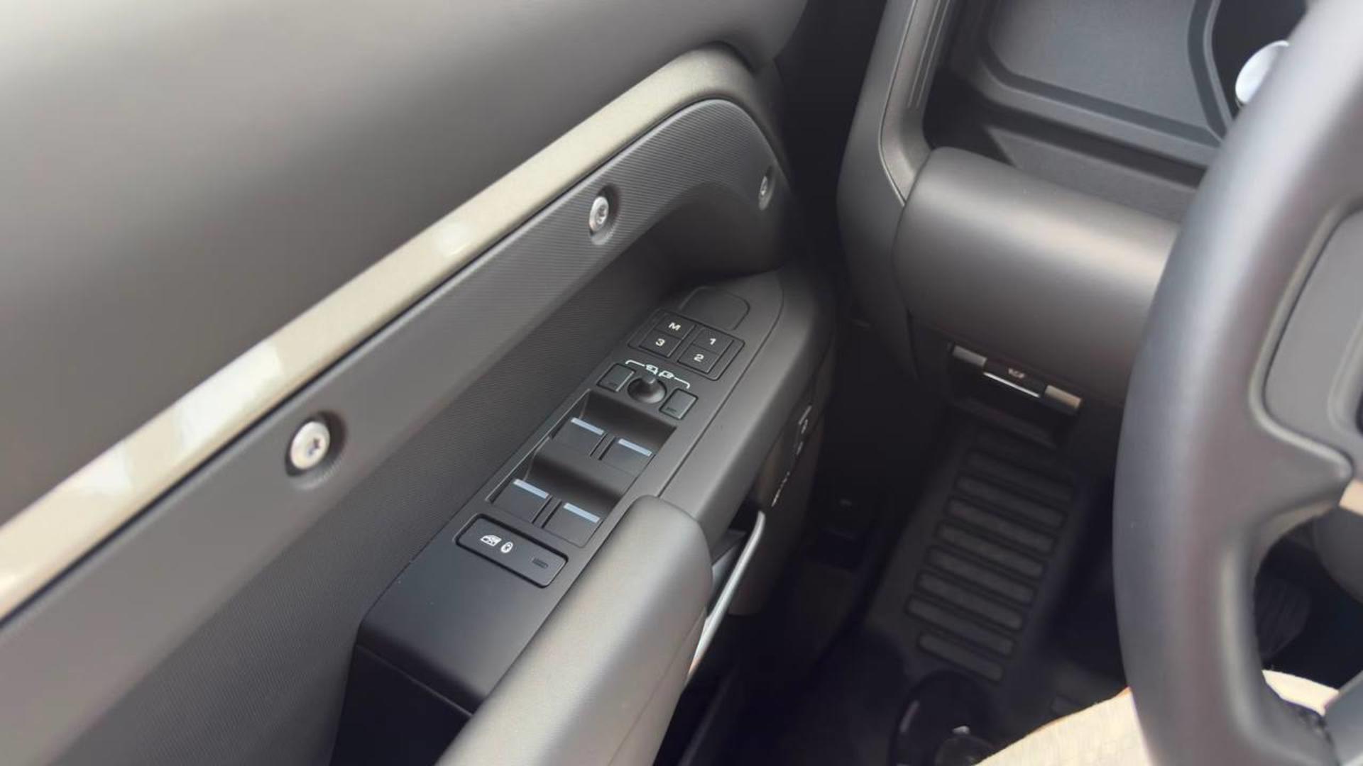 Land Rover Defender 2025 — photo 2