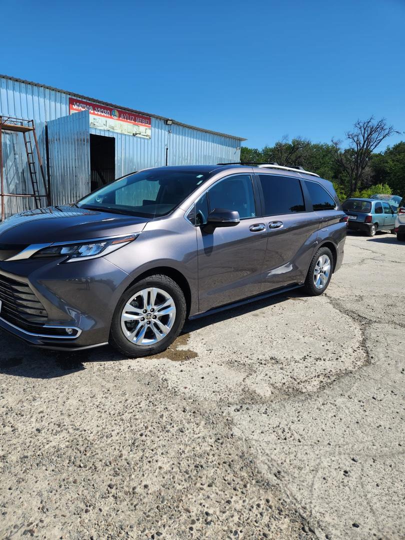 Toyota Sienna 2022 — photo 2