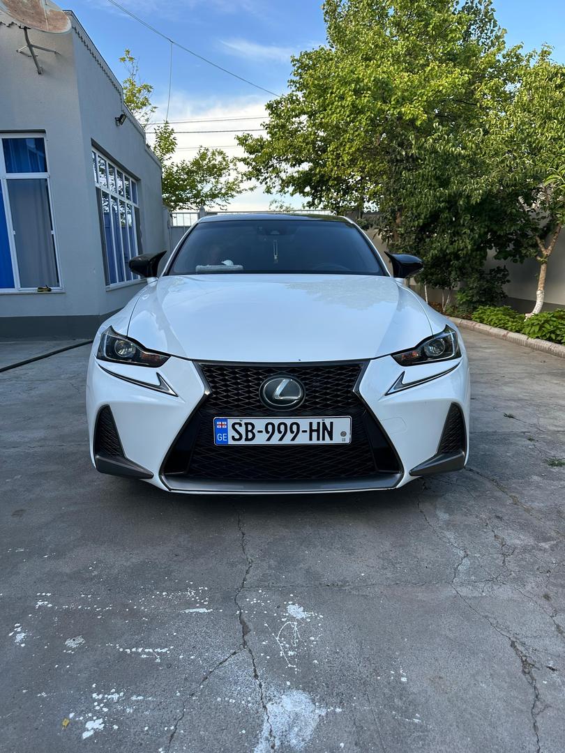 Lexus IS 300 2018 — photo 2