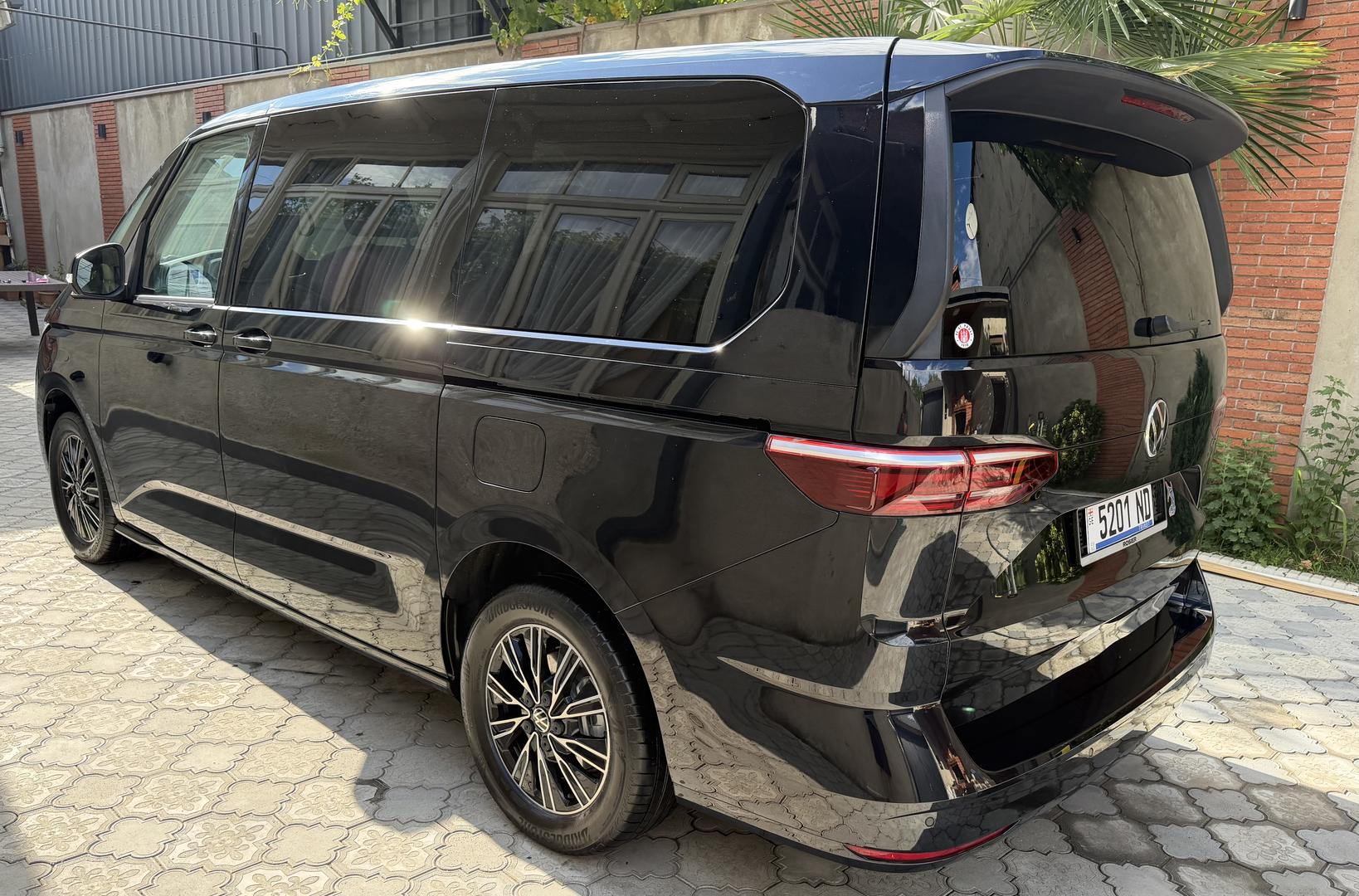 Volkswagen Multivan 2022 — photo 2