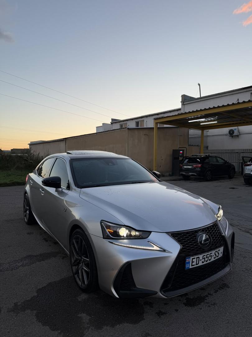 Lexus IS 300 2018 — photo 2