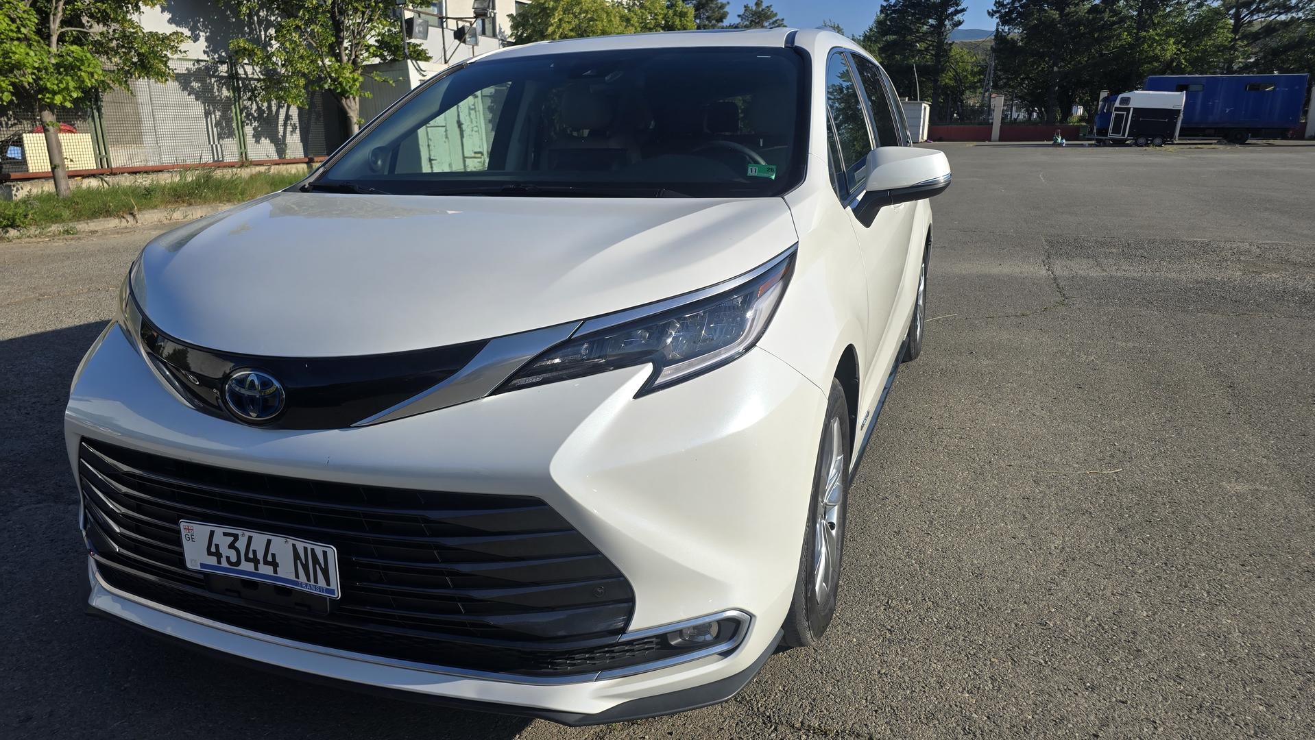 Toyota Sienna 2021 — photo 2
