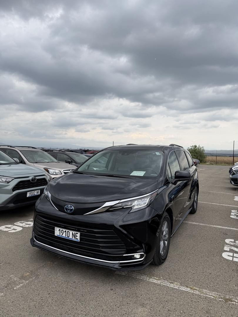 Toyota Sienna 2022 — photo 2