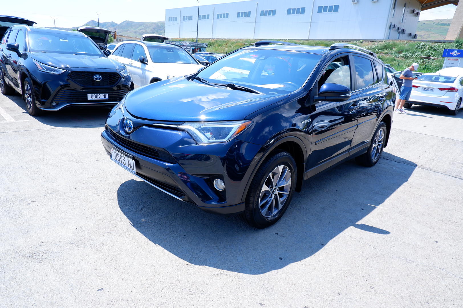 Toyota RAV4 2017 — photo 2