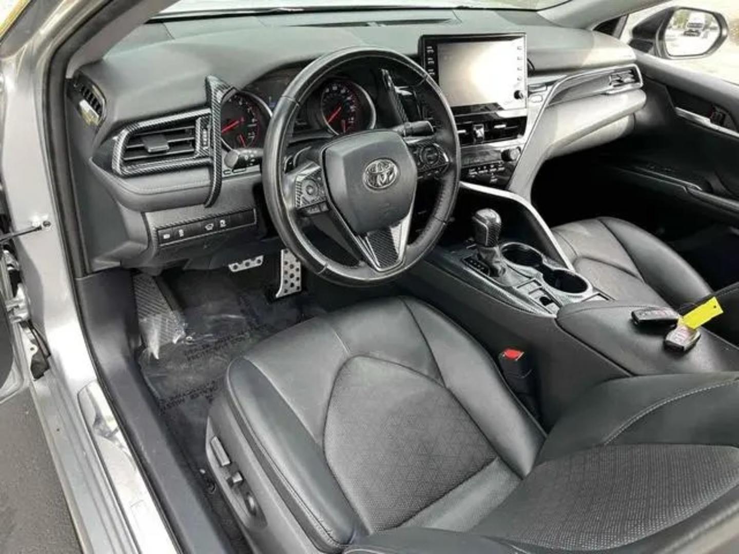 Toyota Camry 2022 — photo 2