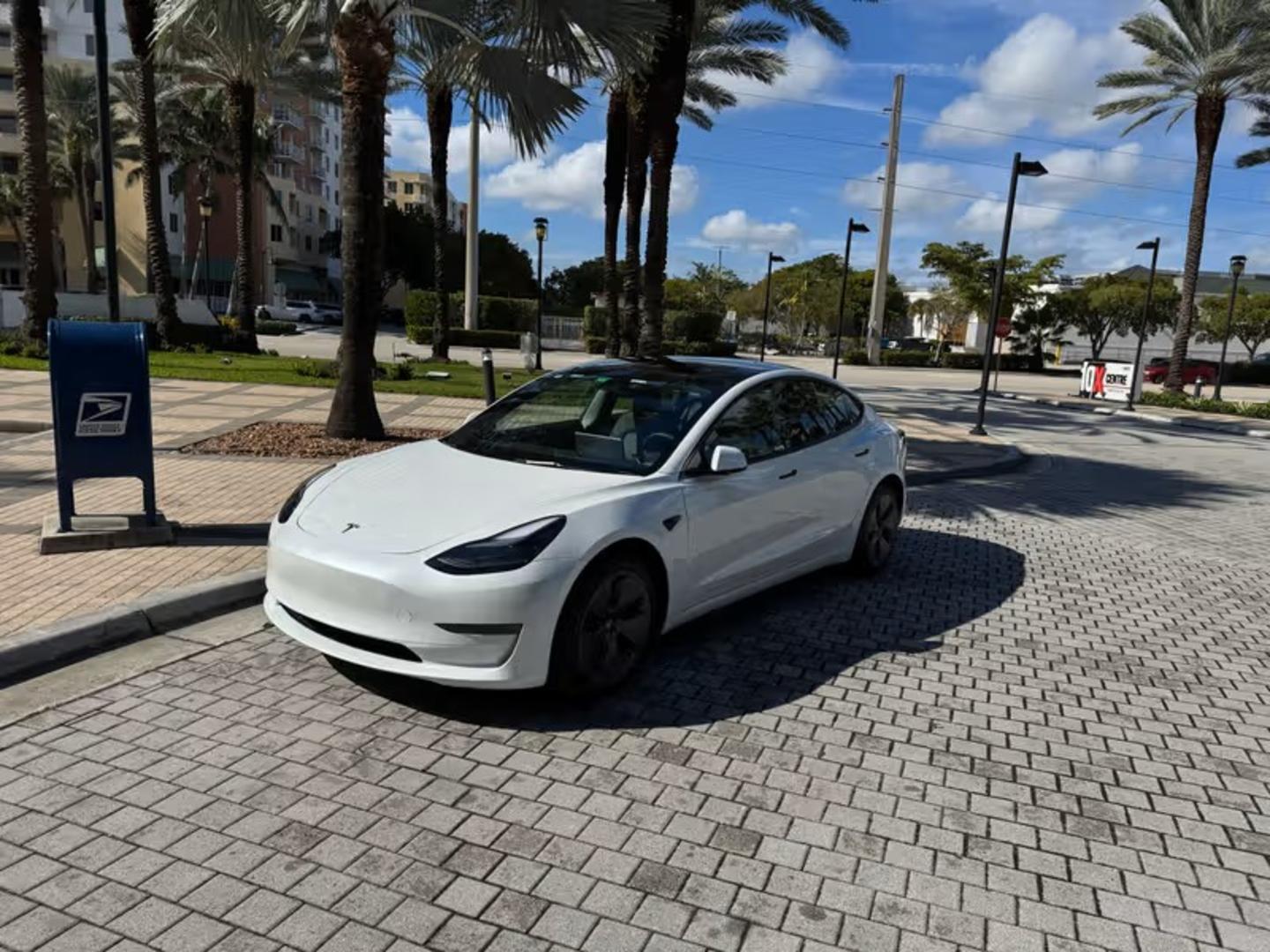 Tesla Model 3 2023 — photo 2