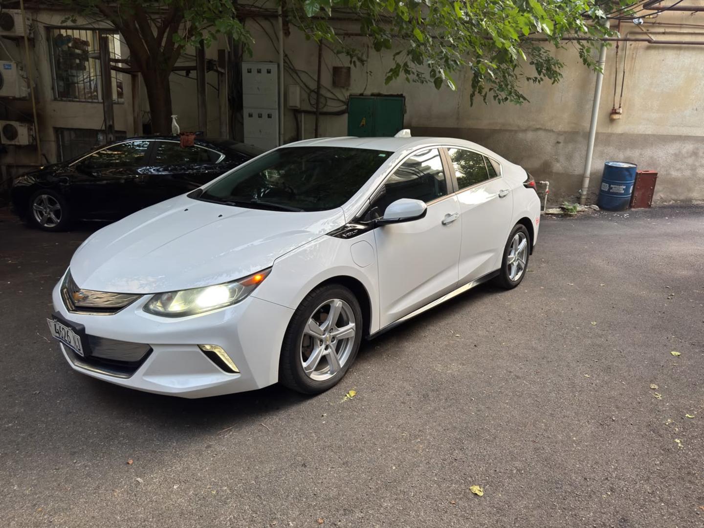 Chevrolet Volt 2018 — photo 2