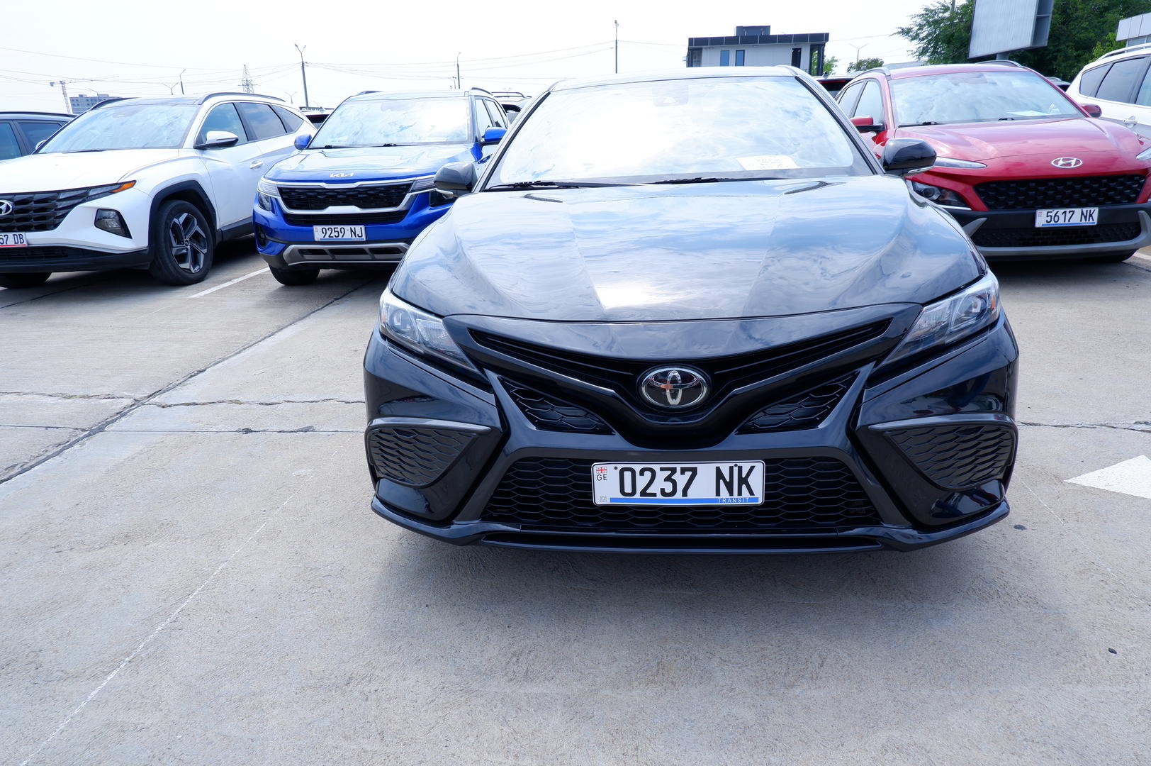 Toyota Camry 2022 — photo 2