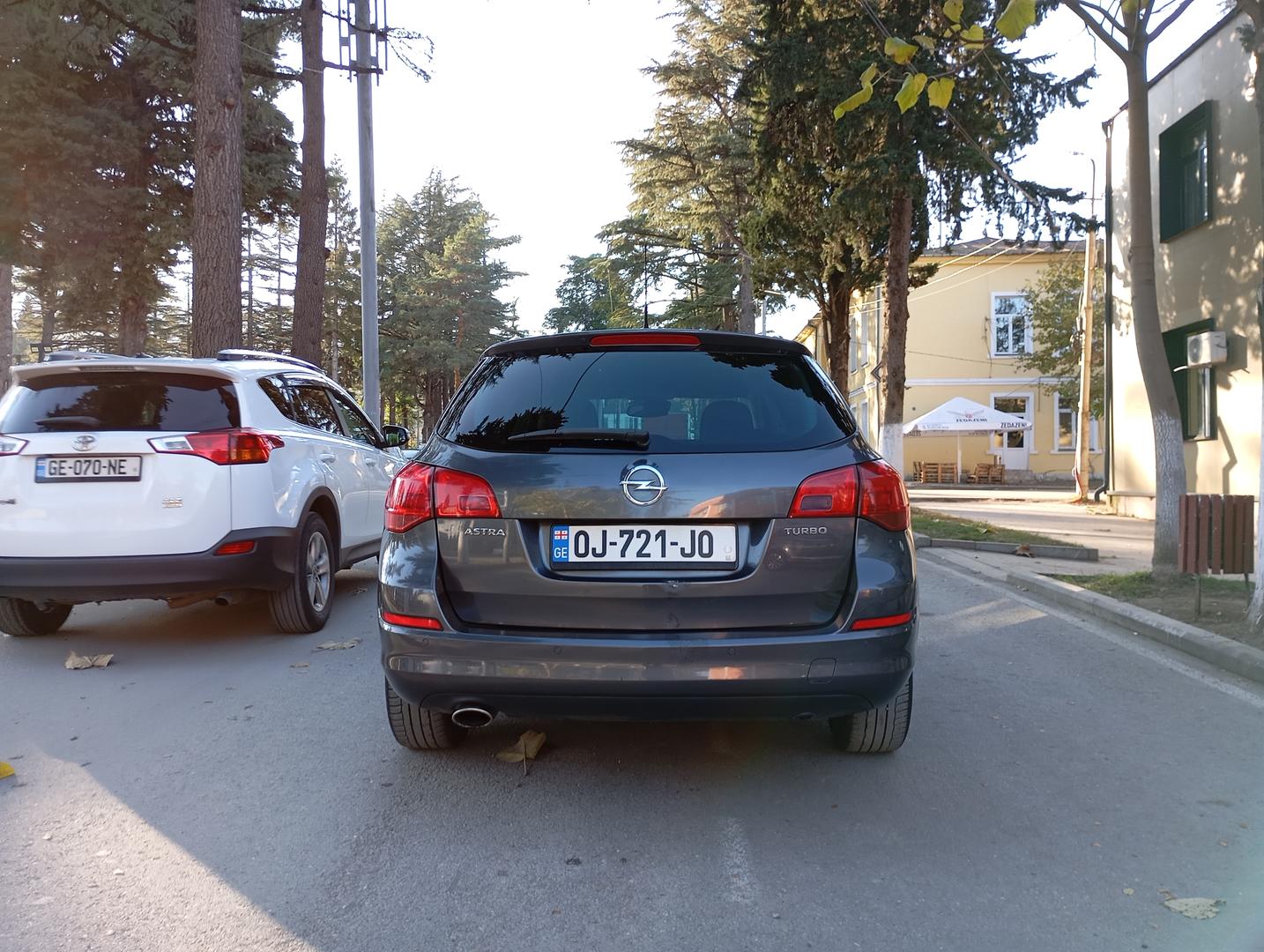 Opel Astra 2011 — photo 2
