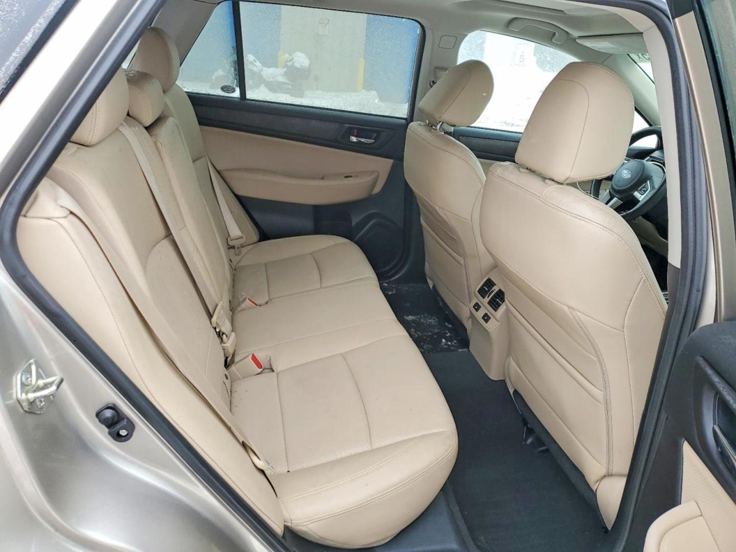 Subaru Outback 2016 — photo 2