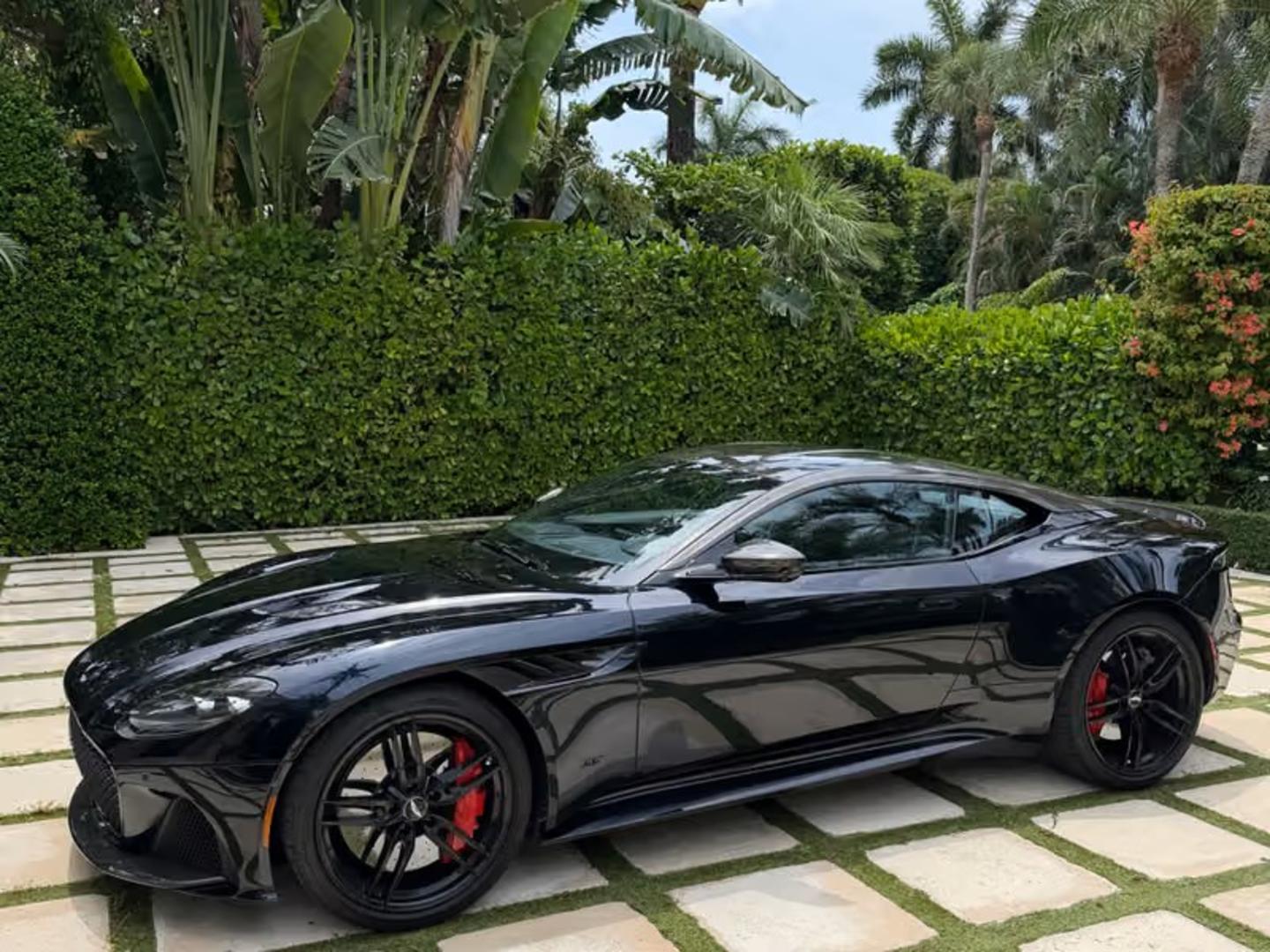 Aston Martin DBS 2022 — photo 2