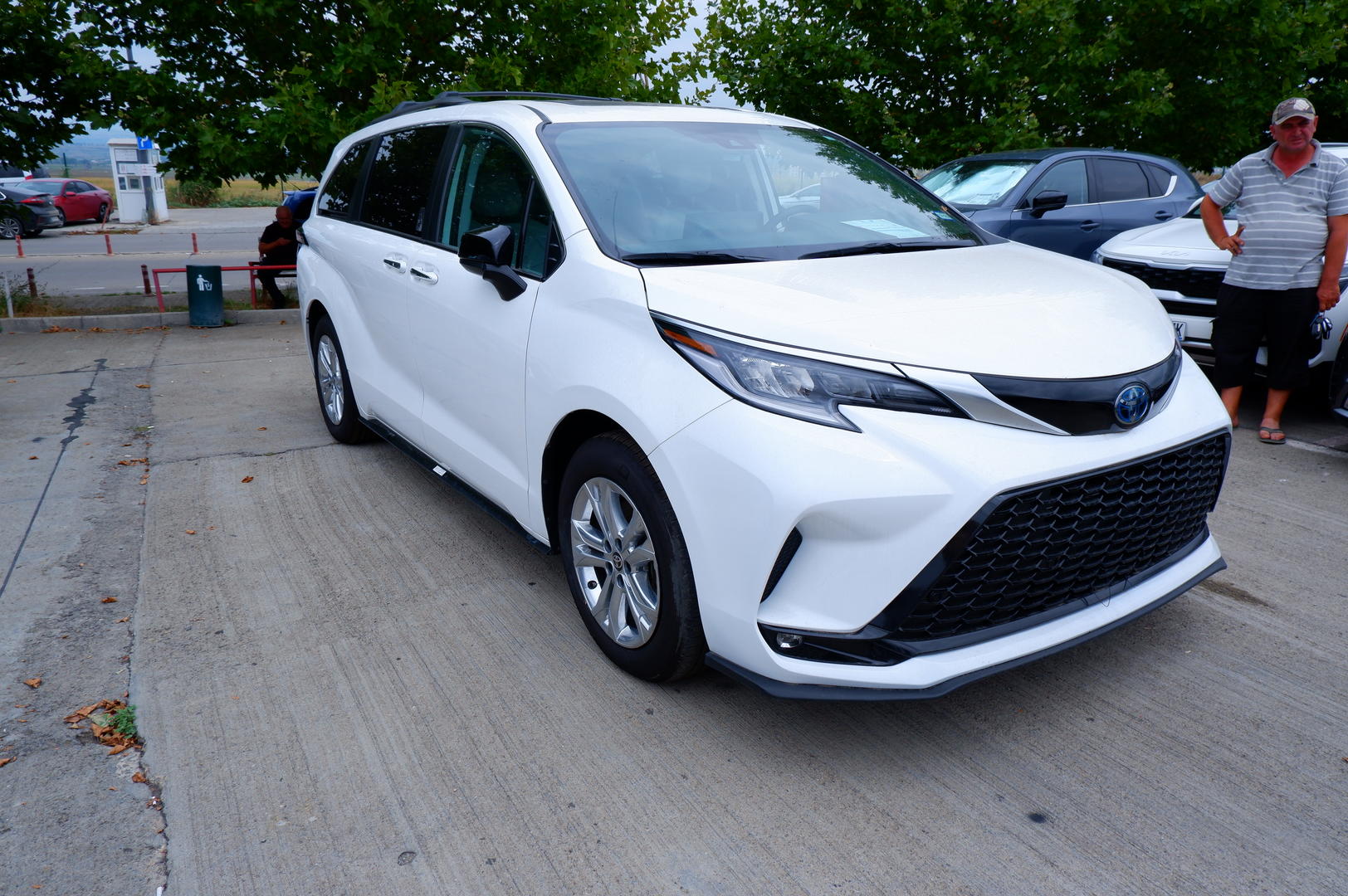 Toyota Sienna 2023 — photo 2