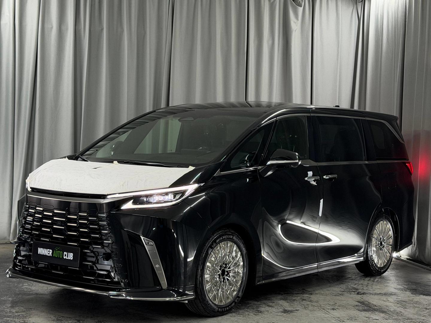 Lexus LM350h