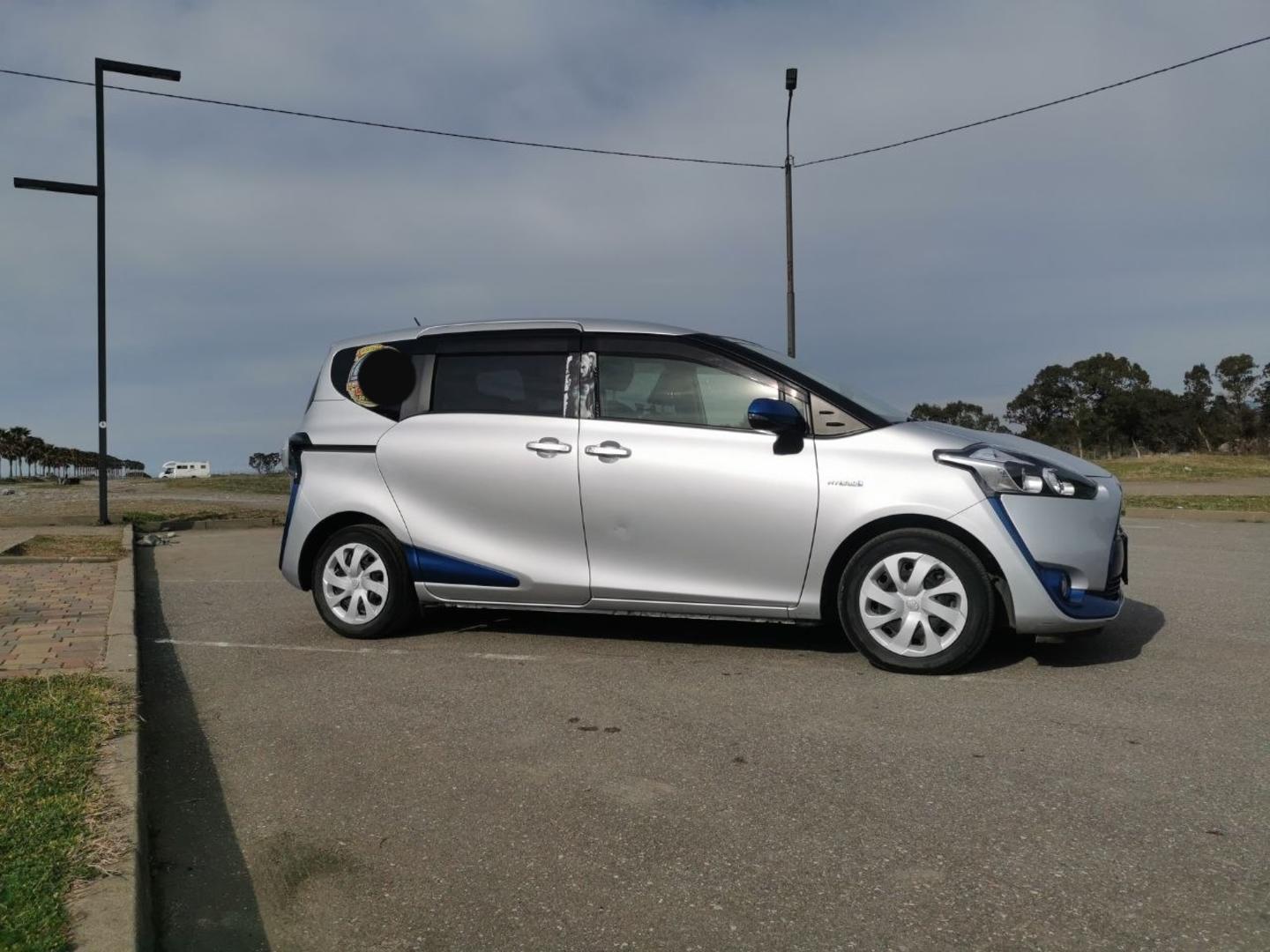 Toyota Sienta 2015 — photo 2
