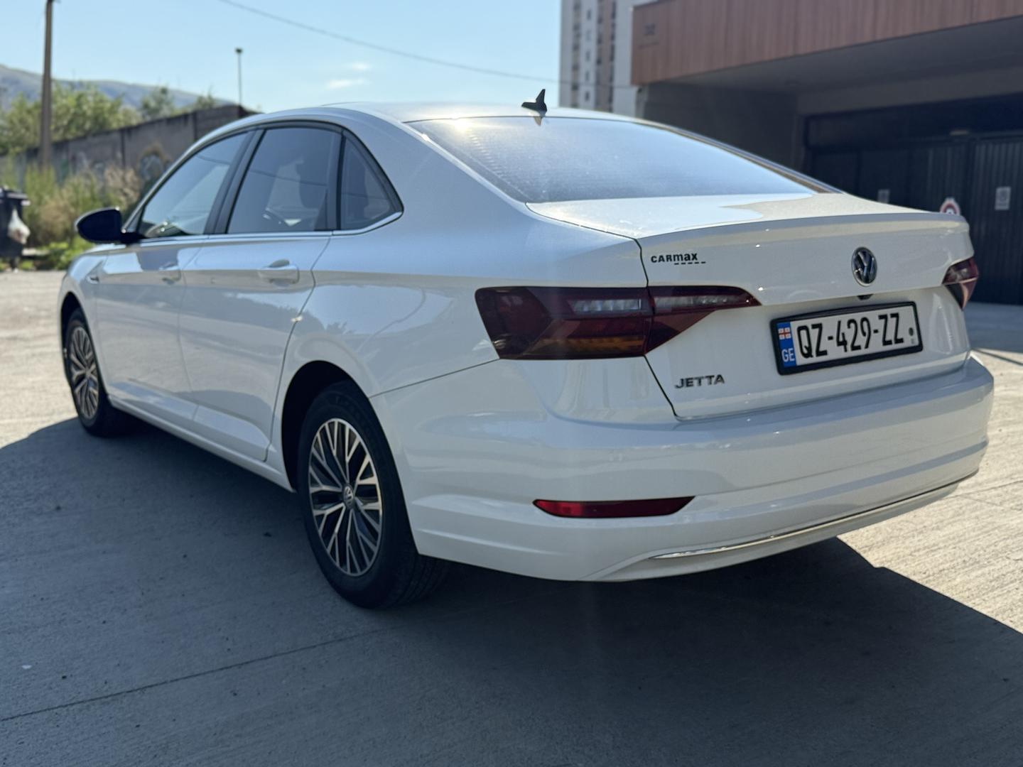 Volkswagen Jetta 2018 — photo 2