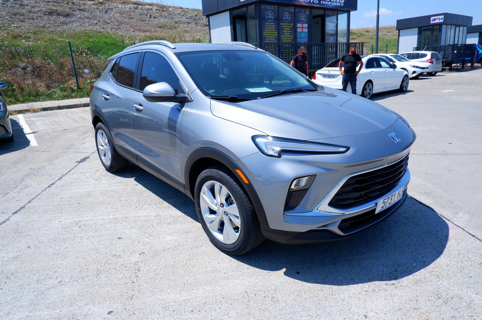 Buick Encore 2023 — photo 2
