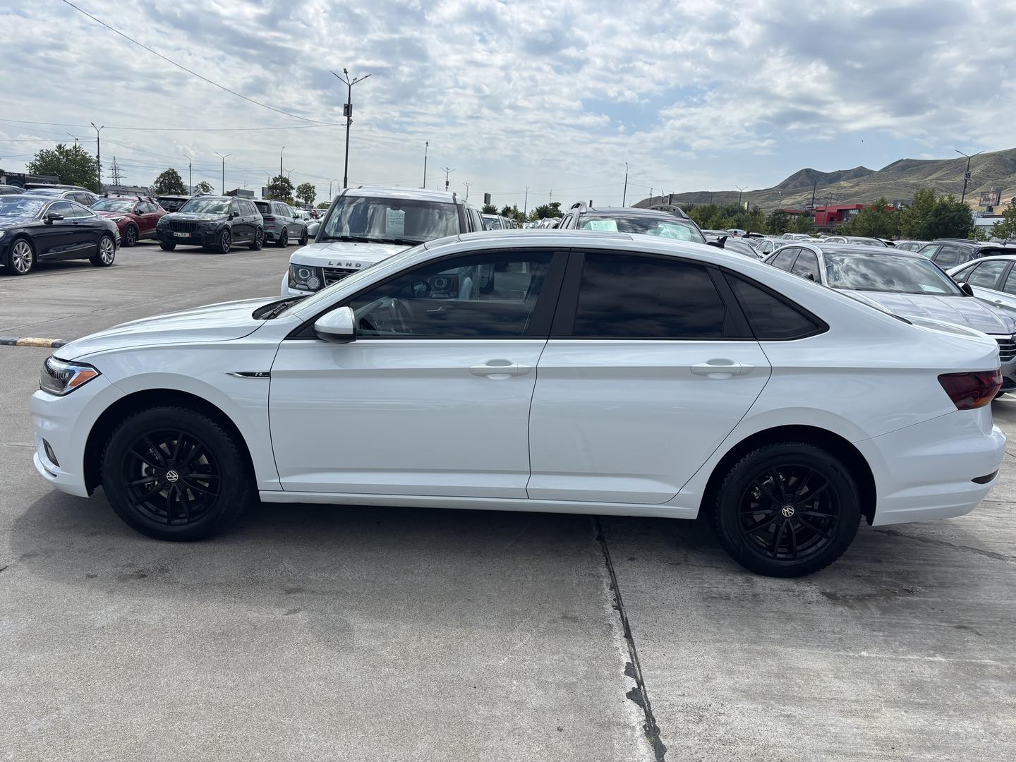 Volkswagen Jetta 2019 — photo 2