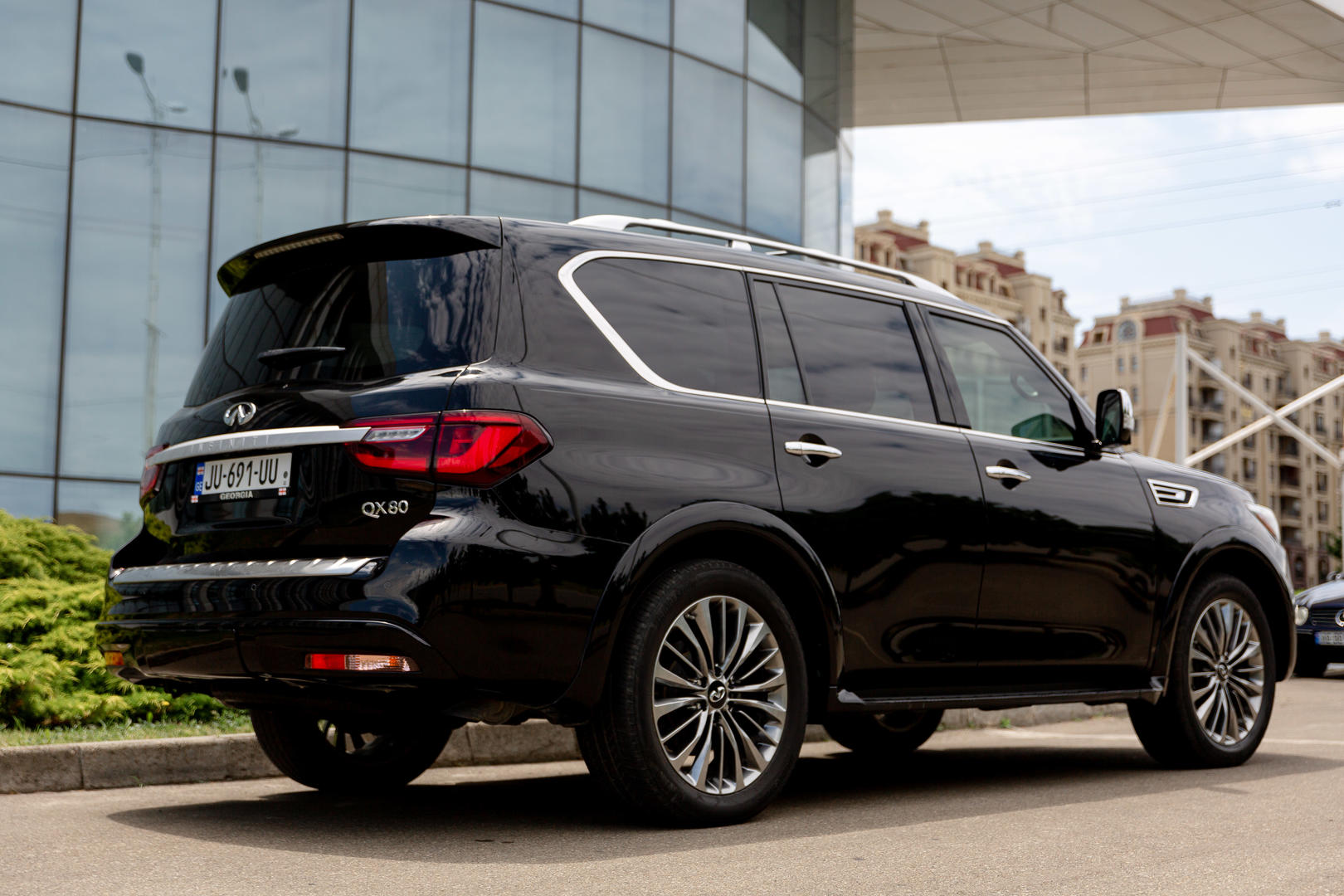 Infiniti QX80 2019 — photo 2