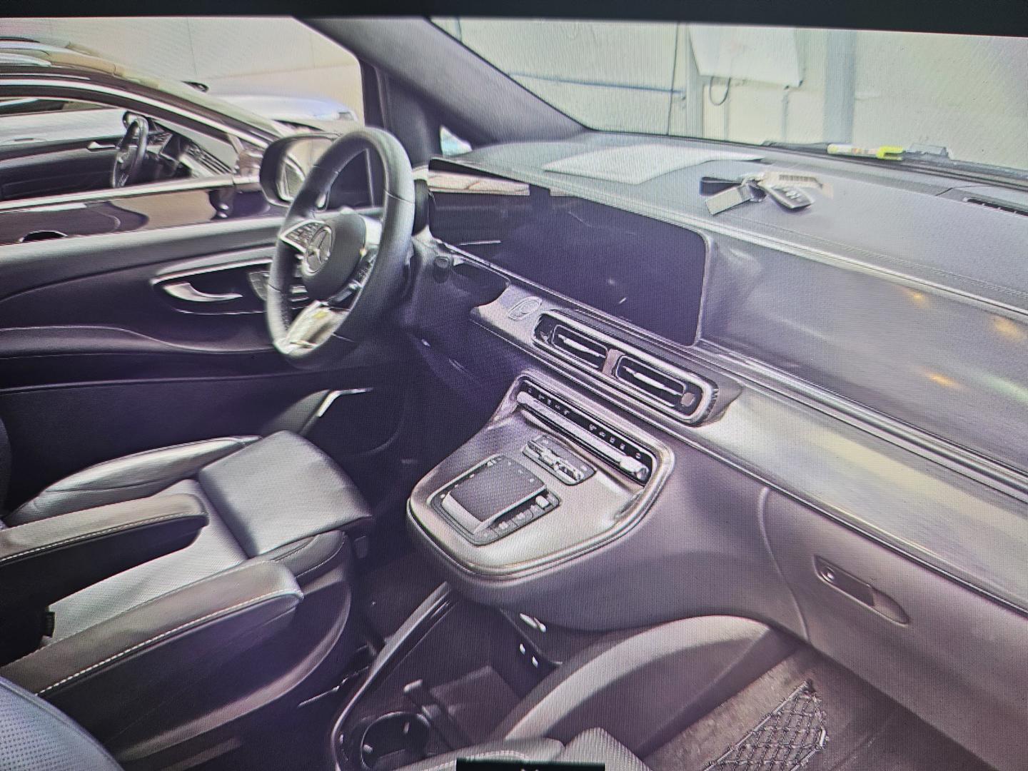 Mercedes-Benz V300 2025 — photo 2