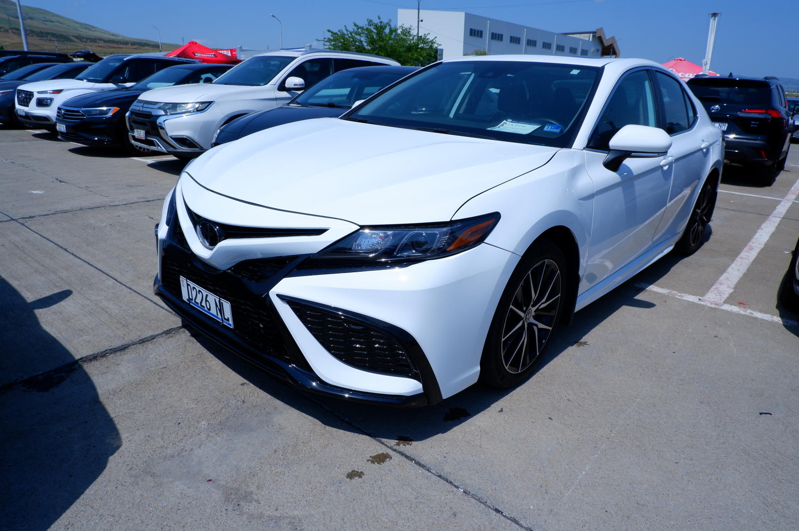 Toyota Camry 2023 — photo 2
