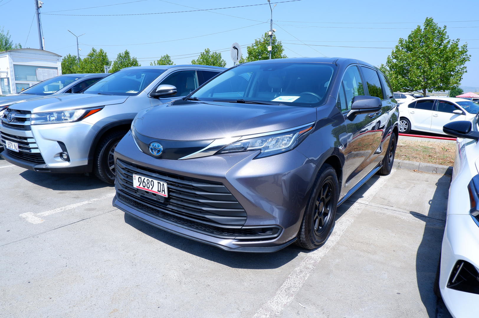 Toyota Sienna 2021 — photo 2