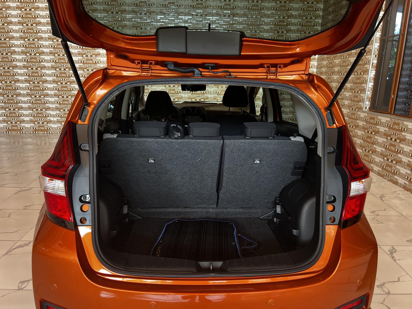 Nissan Note 2018 — photo 2