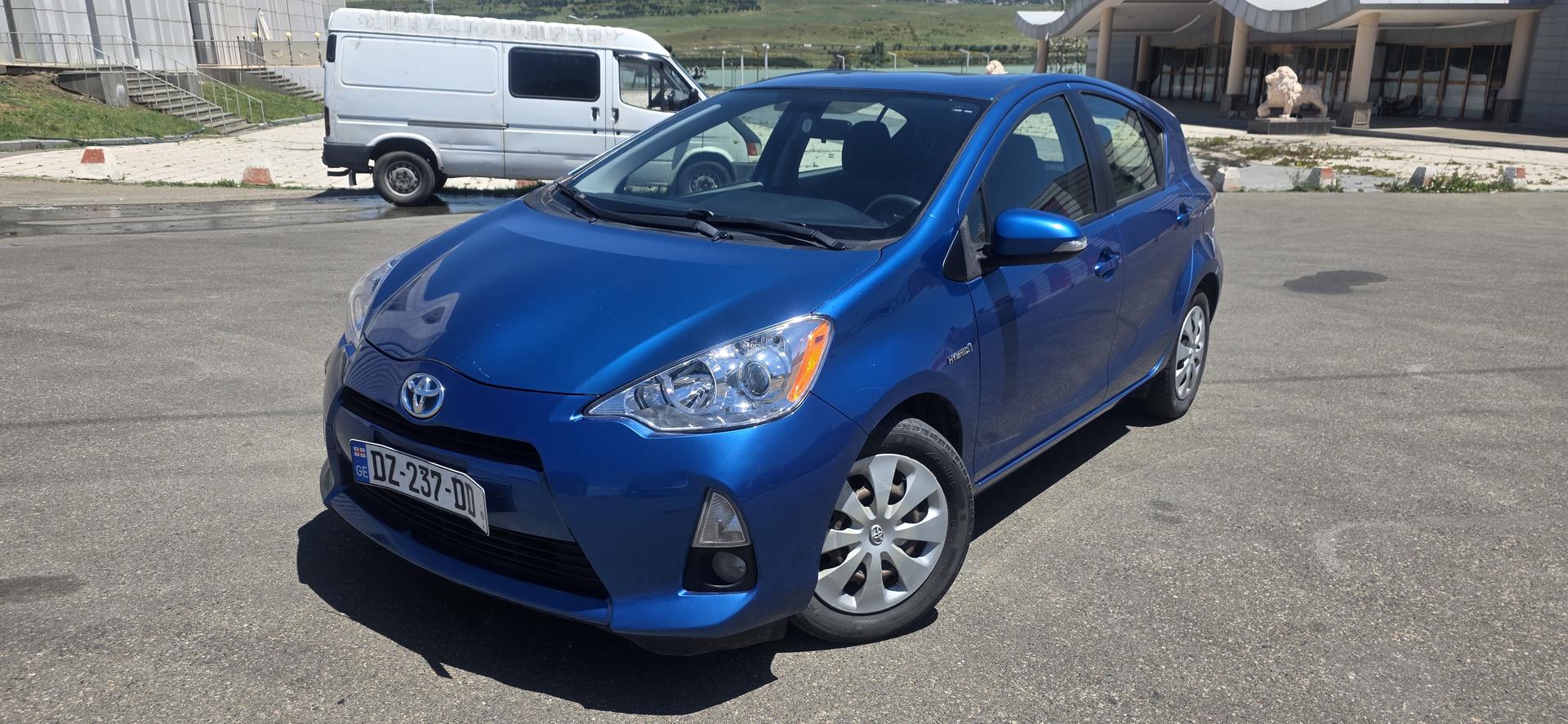 Toyota Prius C 2013 — photo 2