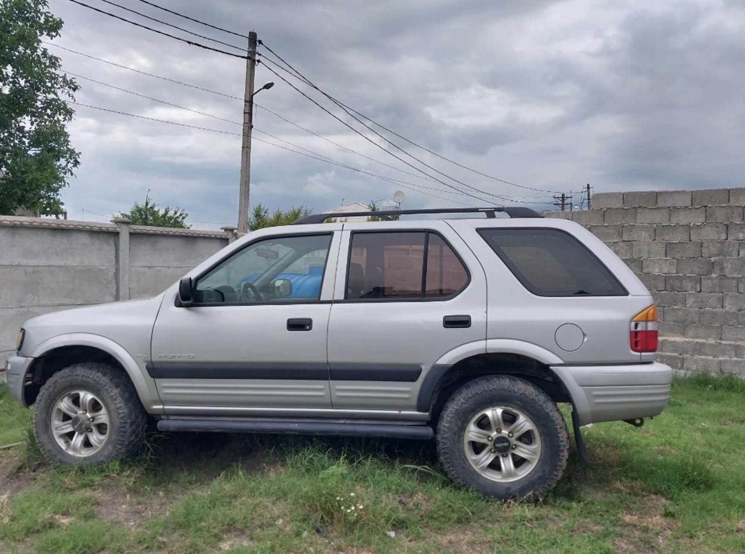 Isuzu Rodeo 1998 — photo 2