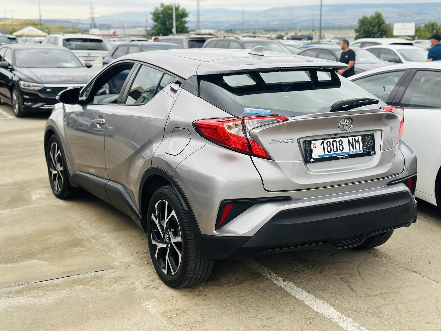 Toyota C-HR 2017 — photo 2