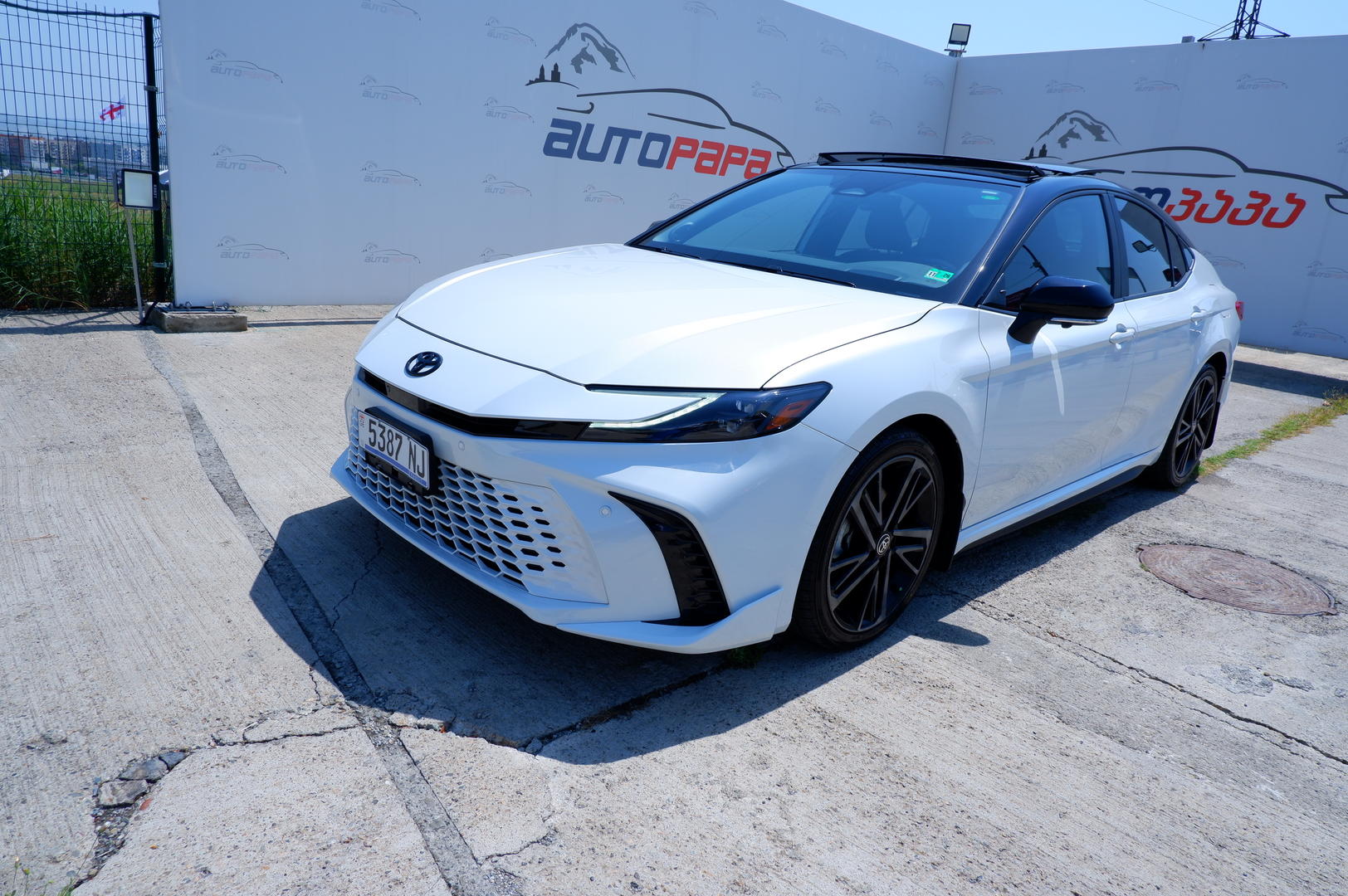 Toyota Camry 2021 — photo 2